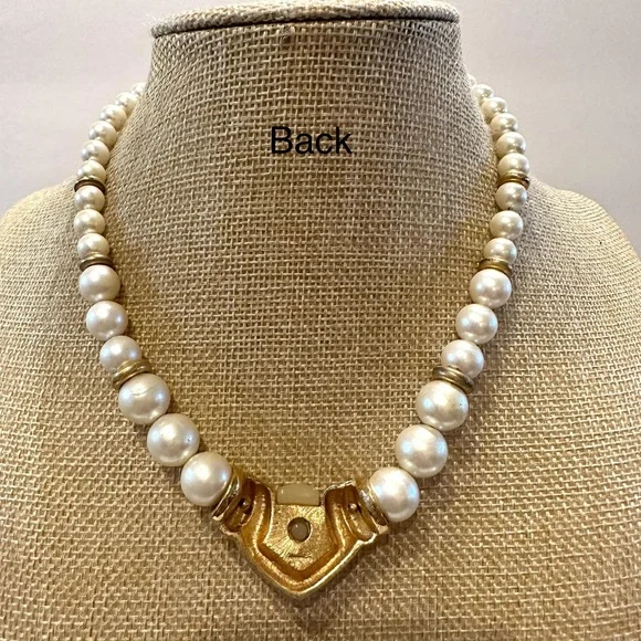 Vintage 1980’s Napier Necklace faux pearls, gold tone comes to a point, “V” - Picture 8 of 14